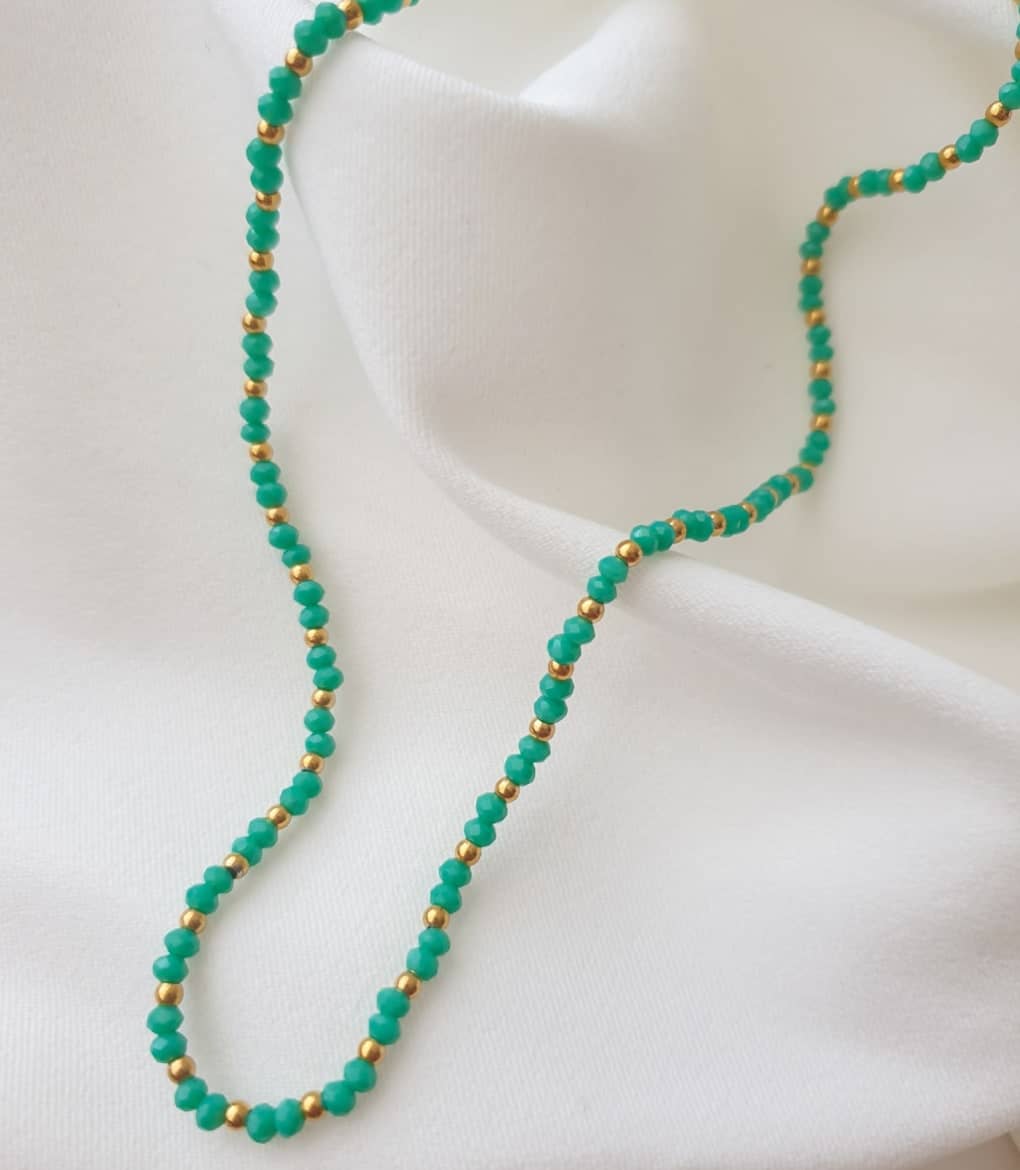 colar-pedras-verdes-dourada